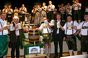 Erstes Prosit v.li.: Bgm. Jürgen Seifert, Innendienstleiter Emil Mathe, Braumeister Josef Kronast und Gebietsleiter Johann Wallner von der Schlossbrauerei Maxlrain sowie Musikmeister Max Weidenspointner und Dirigent Stefan Reinbrecht (Foto: Anton Hötzelsperger)